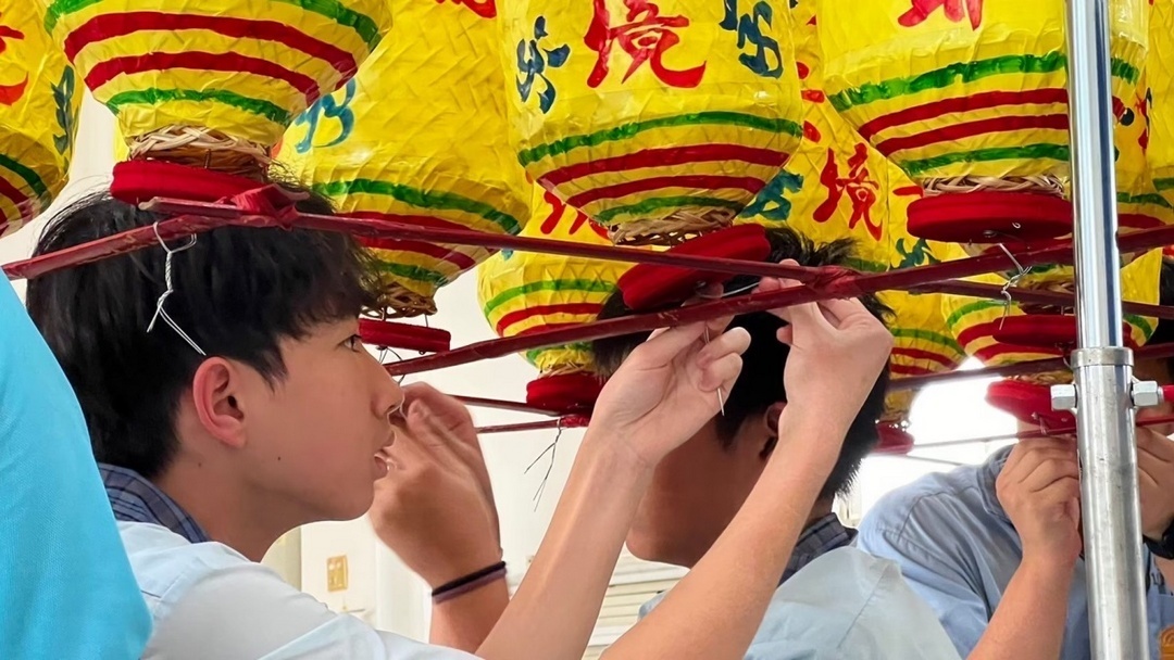 張燈結綵迎燈排